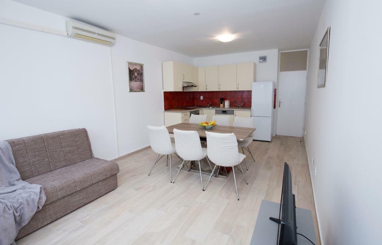 Apartments Put Plokita Smilja Split Eksteriør billede